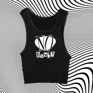 Op de afbeelding: Zwart tanktop met een witte afbeelding met de tekst "NO DOUBT" in een gestileerd lettertype.