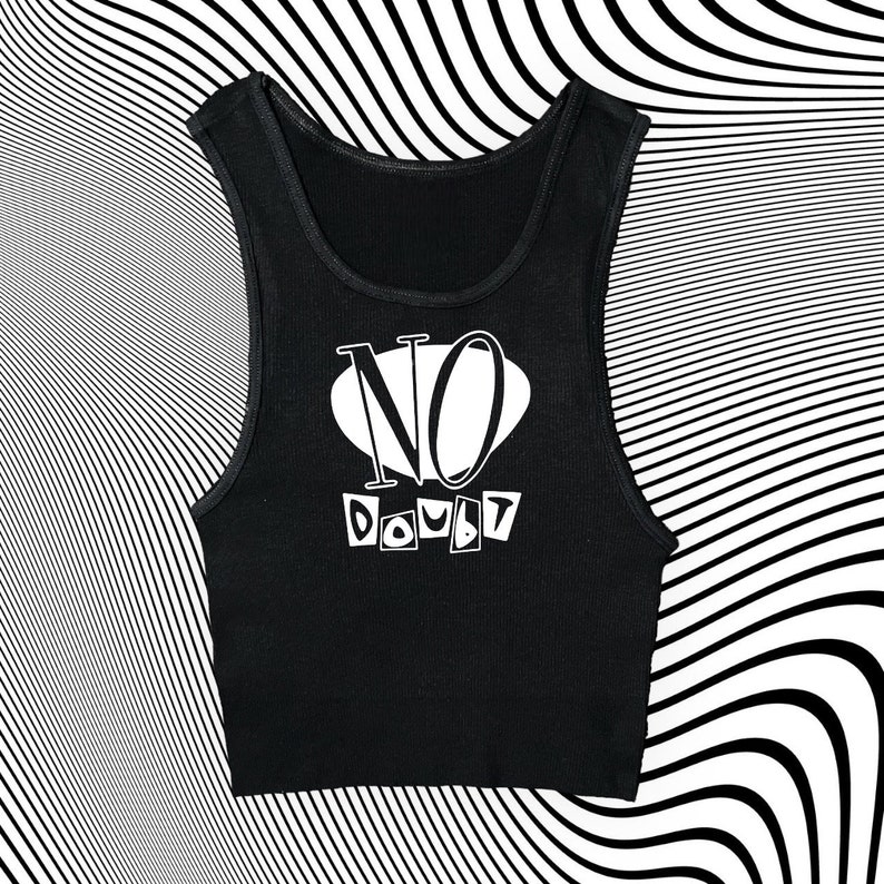 Op de afbeelding: Zwart tanktop met een witte afbeelding met de tekst "NO DOUBT" in een gestileerd lettertype.