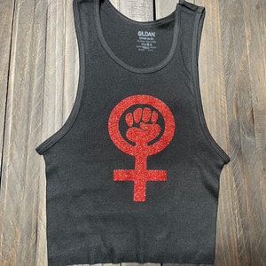 K&ouml;nnte beinhalten: Schwarzes Tanktop mit einem roten Glitzer-Feministinnen-Faustsymbol.