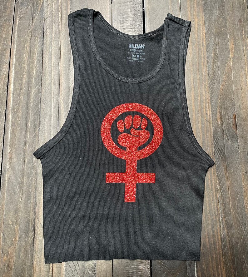 K&ouml;nnte beinhalten: Schwarzes Tanktop mit einem roten Glitzer-Feministinnen-Faustsymbol.