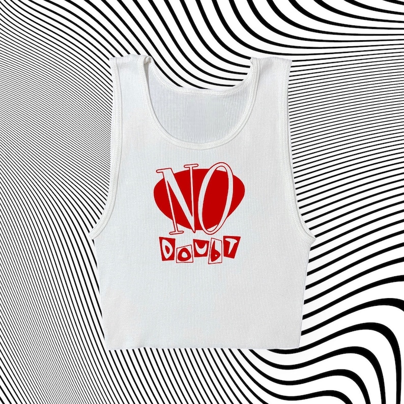 Op de afbeelding: Een wit tanktop met een rode ovaal die het woord "NO" in witte letters bevat en het woord "DOUBT" in witte letters onder de ovaal.