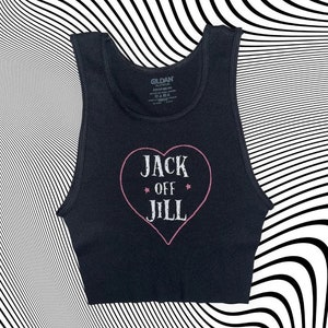 Puede incluir: Camiseta sin mangas negra acanalada con el texto "JACK OFF JILL" dentro de un corazón rosa. La camiseta sin mangas es sin mangas y tiene cuello redondo. El fondo es un patrón ondulado en blanco y negro.