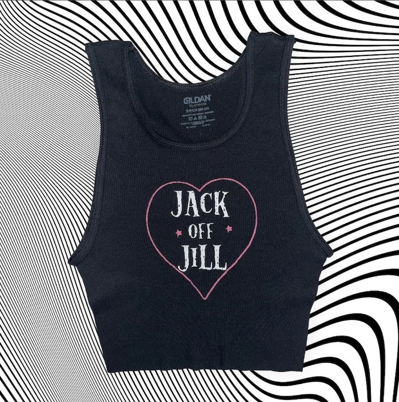 K&ouml;nnte beinhalten: Schwarzes geripptes Tanktop mit dem Text "JACK OFF JILL" in einem rosa Herz. Das Tanktop ist &auml;rmellos und hat einen Rundhalsausschnitt. Der Hintergrund ist ein schwarz-wei&szlig;es Wellenmuster.