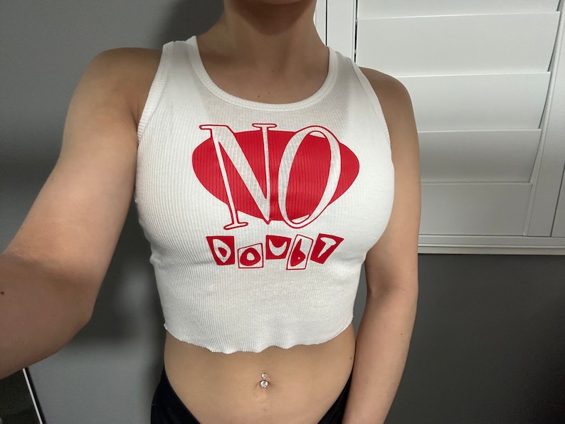 Op de afbeelding: Witte crop top met een rood hart en de tekst "NO DOUBT" erop gedrukt.