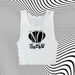 Op de afbeelding: Wit tanktop met zwarte tekst die "NO DOUBT" zegt in een retro lettertype.