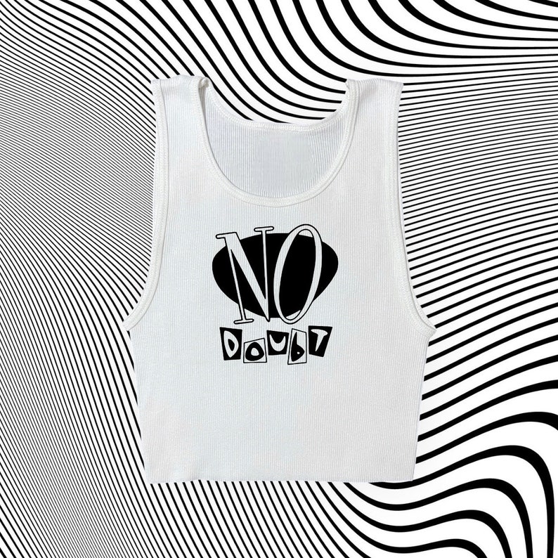 Op de afbeelding: Wit tanktop met zwarte tekst die "NO DOUBT" zegt in een retro lettertype.