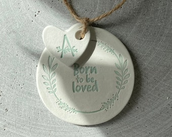 Gepersonaliseerde hanger van klei met opschrift born to be loved + hartje met botanische letter naar keuze | kraamgeschenk | groene tekst