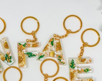 Llavero con inicial de margarita, letra de resina con flor prensada, regalo floral