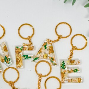 Bridesmaids Gift, Dried Flower keychain with gold, gift for sister, Initial Keychain, boho floral, gift for teacher, christmas gift daughter