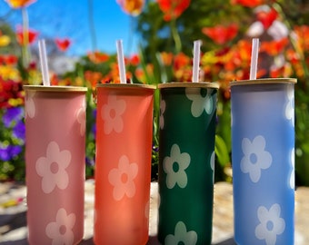 Copa de vidrio floral de primavera con tapa de bambú y pajita, decoraciones de primavera, regalo floral para mujeres, vaso de vidrio personalizado, maceta Boho