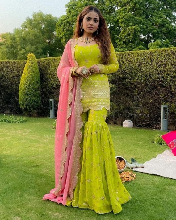 Premium Photo  Gorgeous girl portrait wearing traditional pakistani dress  for fashion shoot in garden