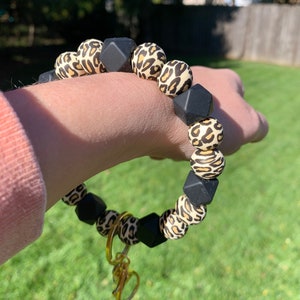 Leopard Silicone Bead Wristlet Keychain / Leopard Keychain / Wristlet Keychain / Bracelet Keychain / Gift For Her /  Animal Print Bracelet