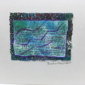 Könnte beinhalten: Ein blaues und grünes Mixed-Media-Kunstwerk mit einem Zitat über das Leben. Das Zitat lautet: "Old I may sell to claim my vacancy of letters of life to discover my gift a healthy build is energy no life occurs to me life Stage 90 is to life tolove anything.  Life delight creates energy ever." Das Kunstwerk ist signiert mit "Barbon MacNair".