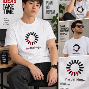 Peut inclure: Un t-shirt blanc arborant un graphique en forme d'icône de chargement circulaire avec des segments noirs et rouges, accompagné du texte I'm thinking... imprimé en rouge. Le motif est présenté sur un fond en tissu blanc avec divers textes.