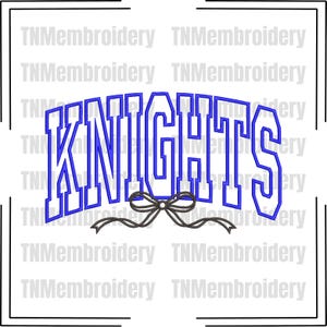 Peut inclure: Un motif de broderie présentant le mot KNIGHTS dans une police universitaire à contour bleu avec un graphique de nœud noir centré sous le texte. L'arrière-plan contient un filigrane répétitif du texte TNMembroidery en gris clair.