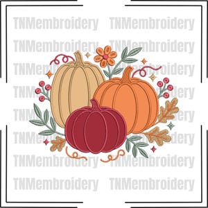 Puede incluir: Un diseño de bordado con tres calabazas en beige, naranja y rojo oscuro, rodeadas de hojas verdes, flores naranjas, pequeñas bayas rojas y hojas de roble marrones. El diseño incluye pequeños detalles de estrellas y el texto TNMembroidery.