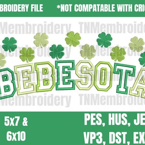 Op de afbeelding: Een borduurbestand met het woord "BEBESOTA" in groen en lichtgroen, met klaveraccenten. Beschikbaar in de maten 5x7 en 6x10. De tekst bovenaan luidt "EMBROIDERY FILE *NOT COMPATABLE WITH CRICUT*".