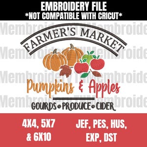 Op de afbeelding: Een borduurontwerp met een "Farmer's Market" banner, pompoenen, appels en bladeren. Het ontwerp bevat de tekst "Pumpkins & Apples" en "Gourds, Produce, Cider". Beschikbaar in verschillende maten en formaten.