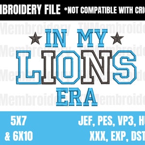 Op de afbeelding: Borduurbestand voor een borduurproject met een borduurmachine. Het ontwerp bevat de tekst "IN MY LIONS ERA" in blauwe en zwarte letters met witte contouren. Het ontwerp is verkrijgbaar in de maten 5x7 en 6x10. De meegeleverde bestandsformaten zijn JEF, PES, VP3, HUS, XXX, EXP en DST.