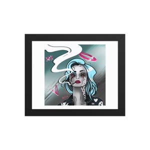Op de afbeelding: Een ingelijste digitale illustratie van een persoon met lichtblauw haar, een roze halo en een sigaret die witte rook uitblaast. De figuur heeft donkere ogen, rode lippen en draagt een zwart jasje met witte symbolen tegen een donkere achtergrond.