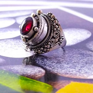 Granatgiftsring, oxiderad sterlingsilverpläterad