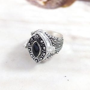 Bague en onyx noir|Bague médaillon|Bague tête de mort en perles|Plaqué argent sterling 925|Bijoux gothiques|Bague boîte à pilules|Bague de fiançailles|Bague pour cadeaux d'anniversaire