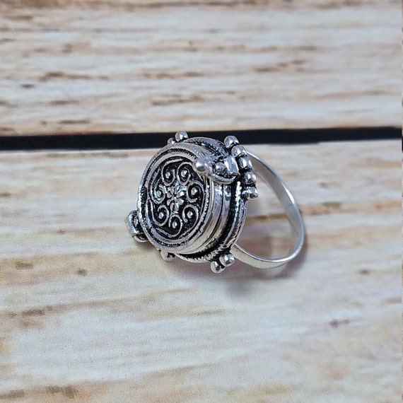 Anello portapillole placcato argento ossidato: gioielli con