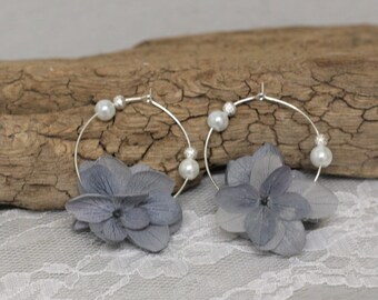 Boucles d'oreilles, grosses créoles, véritables fleurs stabilisées, fleurs hortensia grises, mariage champêtre, mariage bohème, romantique