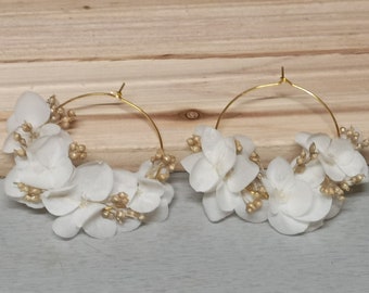 Boucles d'oreilles, grosses créoles, véritables fleurs stabilisées, fleurs hortensia blanche et gypsophile doré, mariage champêtre