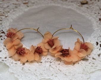 Boucles d'oreilles, grosses créoles, véritables fleurs stabilisées, fleurs hortensia pêche, mariage champêtre, cadeau fête des mères