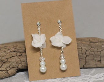 Boucles d'oreilles mariée, boucles d'oreilles pendantes argenté, fleurs et perles, BOHEME, mariage champêtre, mariage bohème, bijoux mariée