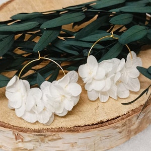 Boucles d'oreilles, grosses créoles, véritables fleurs stabilisées, fleurs hortensia blanche, KATE, mariage champêtre, cadeau saint valentin image 1