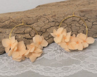 Boucles d'oreilles, grosses créoles, véritables fleurs stabilisées, fleurs hortensia pèche, KATE, mariage champêtre, cadeau saint valentin