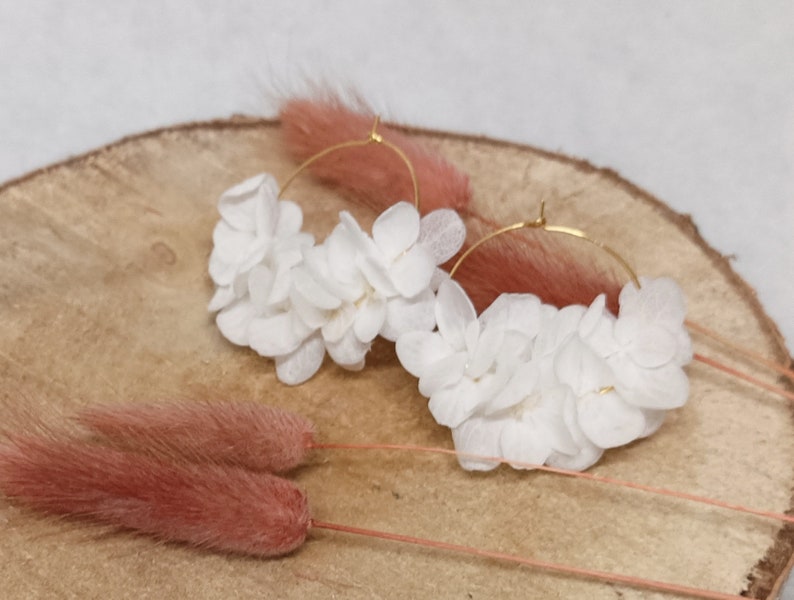 Boucles d'oreilles, grosses créoles, véritables fleurs stabilisées, fleurs hortensia blanche, KATE, mariage champêtre, cadeau saint valentin image 9