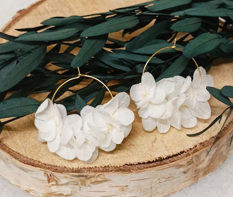 Boucles d'oreilles, grosses créoles, véritables fleurs stabilisées, fleurs hortensia blanche, KATE, mariage champêtre, cadeau saint valentin image 1