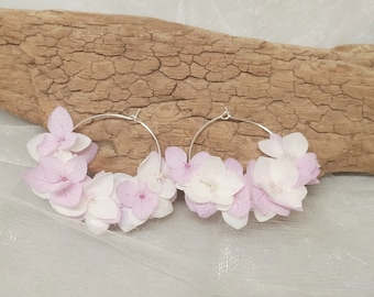 Boucles d'oreilles, grosses créoles, véritables fleurs stabilisées, fleurs hortensia ivoire et lilas, KATE, mariage champêtre, cadeau femme