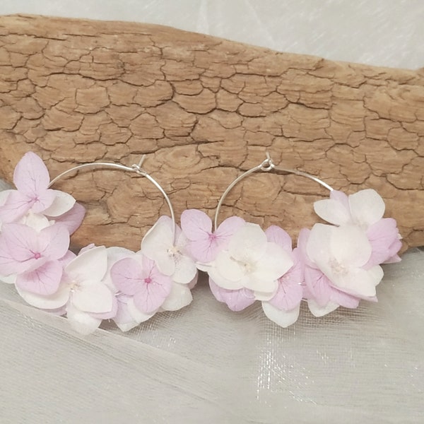 Boucles d'oreilles, grosses créoles, véritables fleurs stabilisées, fleurs hortensia ivoire et lilas, KATE, mariage champêtre, cadeau femme