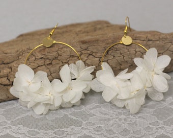 Boucles d'oreilles, grosses créoles, véritables fleurs stabilisées, fleurs hortensia blanches, LAURA, mariage champêtre, bohème chic