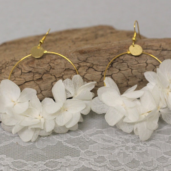 Boucles d'oreilles, grosses créoles, véritables fleurs stabilisées, fleurs hortensia blanches, LAURA, mariage champêtre, bohème chic