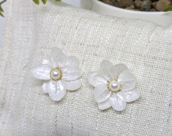Boucles d'oreilles mariée, véritables fleurs d'hortensia et perles, mariage champêtre, mariage bohème, bijoux mariée.