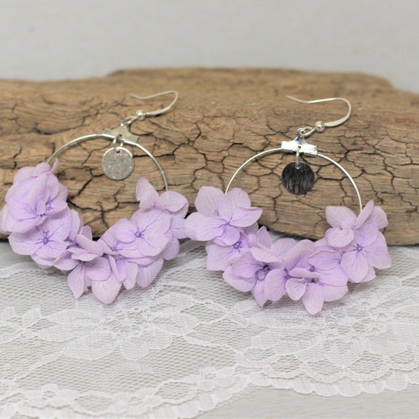 Boucles d'oreille créoles fleurs stabilisées, fleurs hortensia parme, EMELINE, bijoux mariage, mariage champêtre, mariage bohème