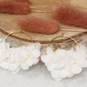 Boucles d'oreilles, grosses créoles, véritables fleurs stabilisées, fleurs hortensia blanche, KATE, mariage champêtre, cadeau saint valentin image 3