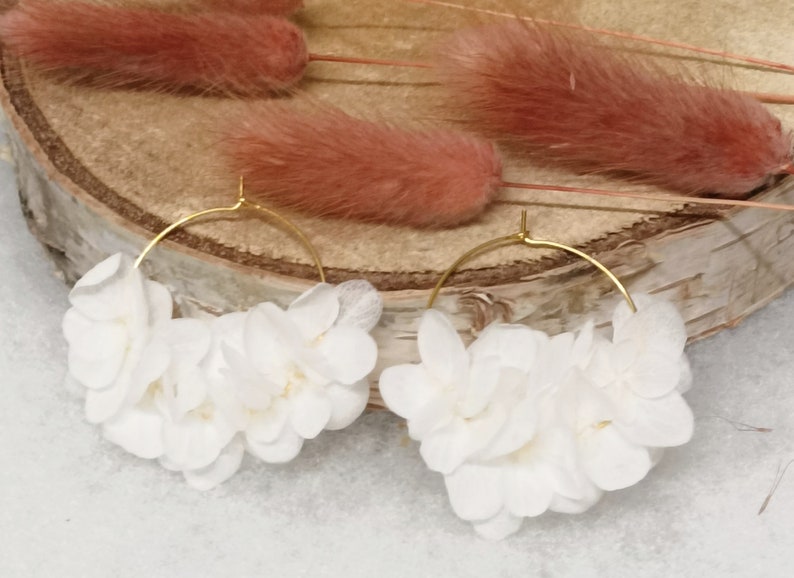 Boucles d'oreilles, grosses créoles, véritables fleurs stabilisées, fleurs hortensia blanche, KATE, mariage champêtre, cadeau saint valentin image 3