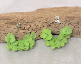 Boucles d'oreille créoles fleurs stabilisées, fleurs hortensia vertes, EMELINE, bijoux mariage, mariage champêtre, mariage bohème