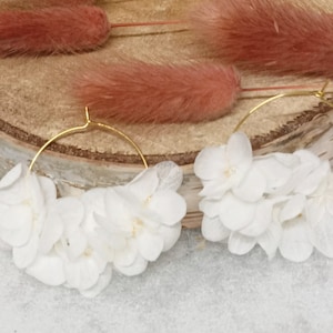 Boucles d'oreilles, grosses créoles, véritables fleurs stabilisées, fleurs hortensia blanche, KATE, mariage champêtre, cadeau saint valentin image 2