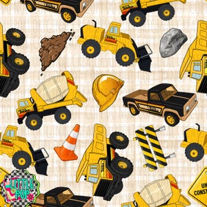 Peut inclure: Un motif répétitif composé de véhicules de chantier Tonka jaunes, incluant des camions-bennes, des bétonnières et des pick-ups, accompagnés d'un casque de chantier jaune, d'un cône de signalisation orange, d'un tas de terre, d'un rocher gris et de barrières rayées noir et jaune.