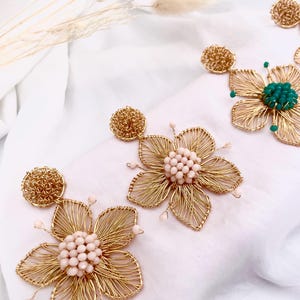 Statement oorbellen gouden bloem: hangoorbellen gewikkeld kristal