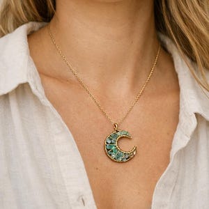 Collar de cristal lunar, joyería celestial, collar lunar hecho a mano, colgante de piedra preciosa en bruto envuelto en alambre.