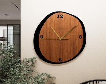 Asymmetrisk väggklocka i lönnträ: Modern geometrisk metallaccent