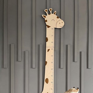 Giraffe groeimeter Houten groeimeter Houten kinderkamer Decor Houten hoogtemeter voor kinderen Gepersonaliseerde groeimeter Gepersonaliseerde liniaal afbeelding 1